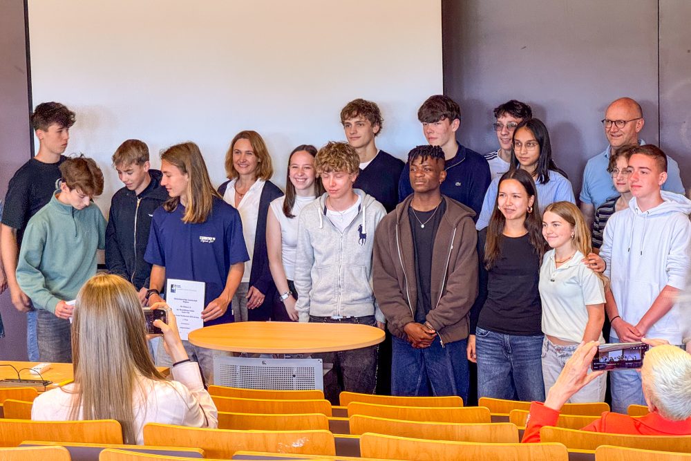 Gruppenbild einer Gewinnerklasse der BSTI