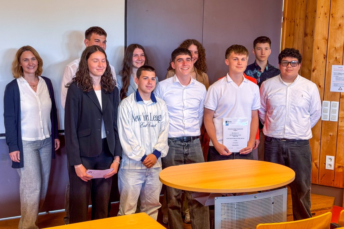 Gruppenbild einer Gewinnerklasse der BSTI