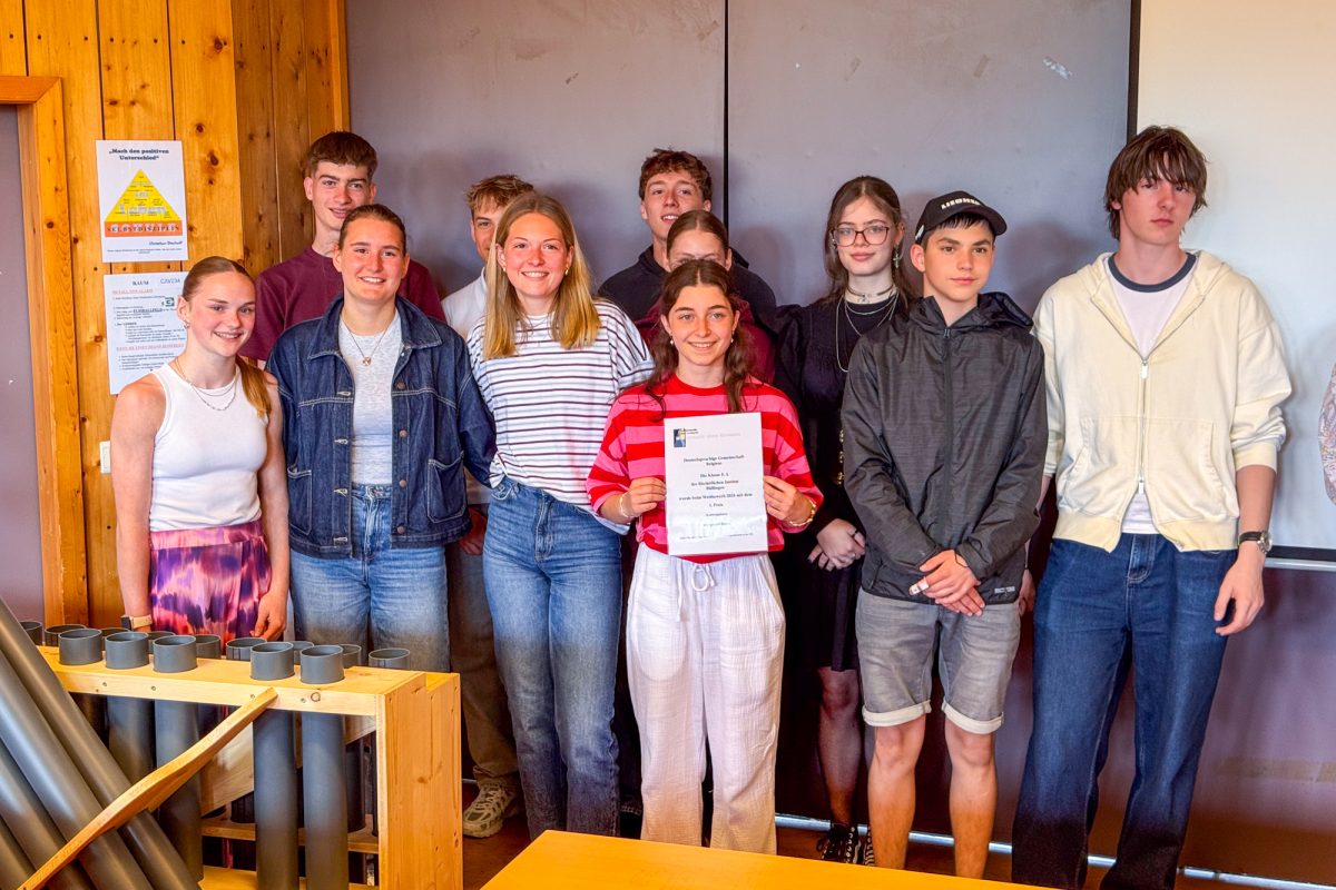 Gruppenbild einer Gewinnerklasse des BIB