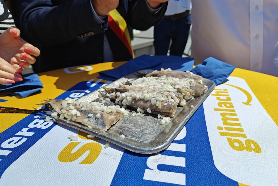 Platte mit Fisch beim Matjesfest in Ostende 2024