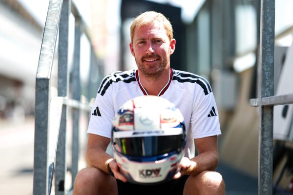 Maxime Martin mit seinem besonderen Helm zum 20. Start bei den 24 Stunden von Spa