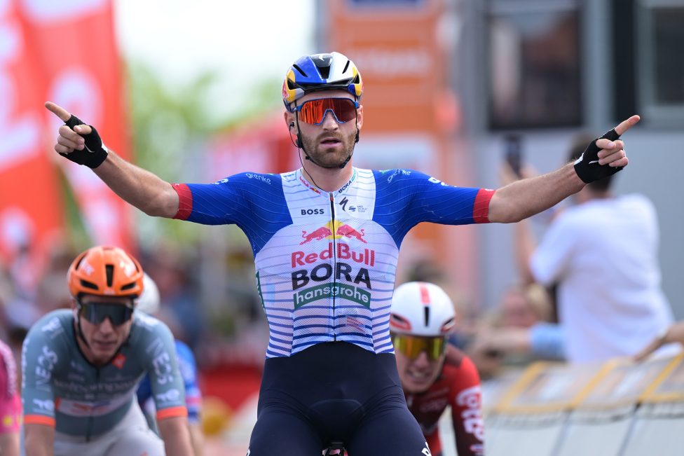 Jordi Meeus jubelt im Ziel der ersten Etappe der Wallonie-Rundfahrt