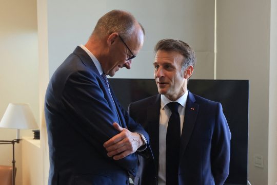 Friedrich Merz und Emmanuel Macron unterhalten sich