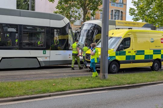 Rettungsfahrzeug und Sanitäter vor den beiden Trams
