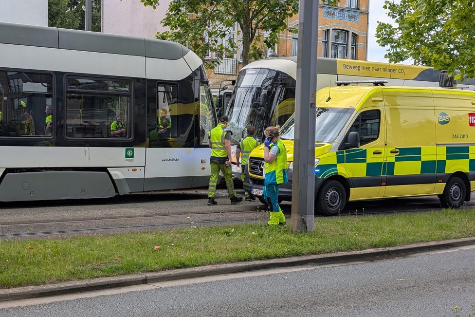 Rettungsfahrzeug und Sanitäter vor den beiden Trams