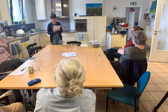 Menschen beim Näh-Workshop von Idelux