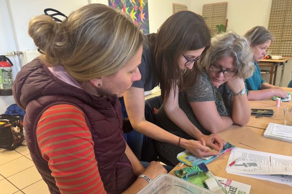 Frauen beim Näh-Workshop