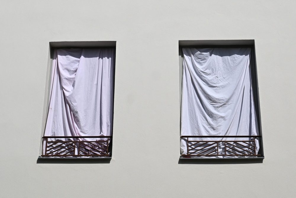 Verhängte Fenster während der Hitze