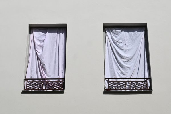 Verhängte Fenster während der Hitze
