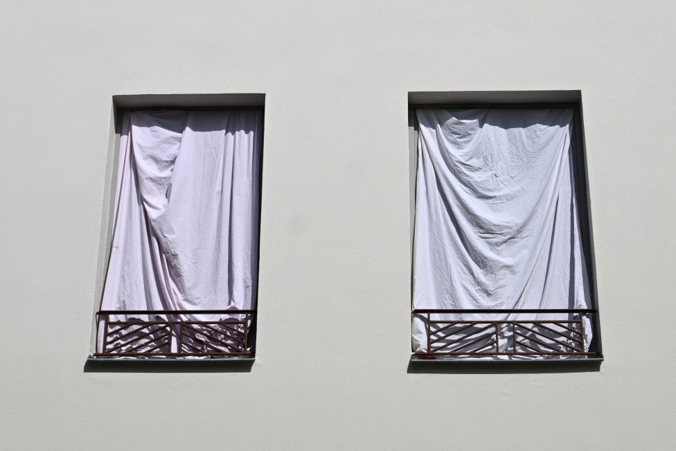Verhängte Fenster während der Hitze