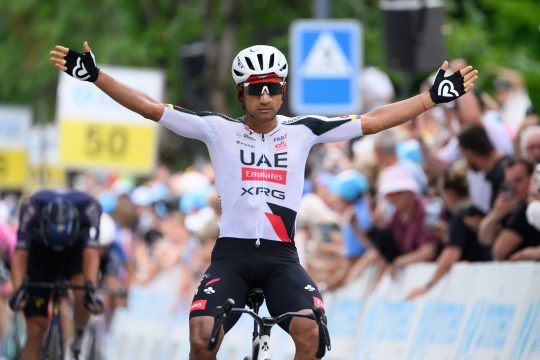 Jhonatan Narváez jubelt im Ziel der dritten Etappe der Tour de Suisse