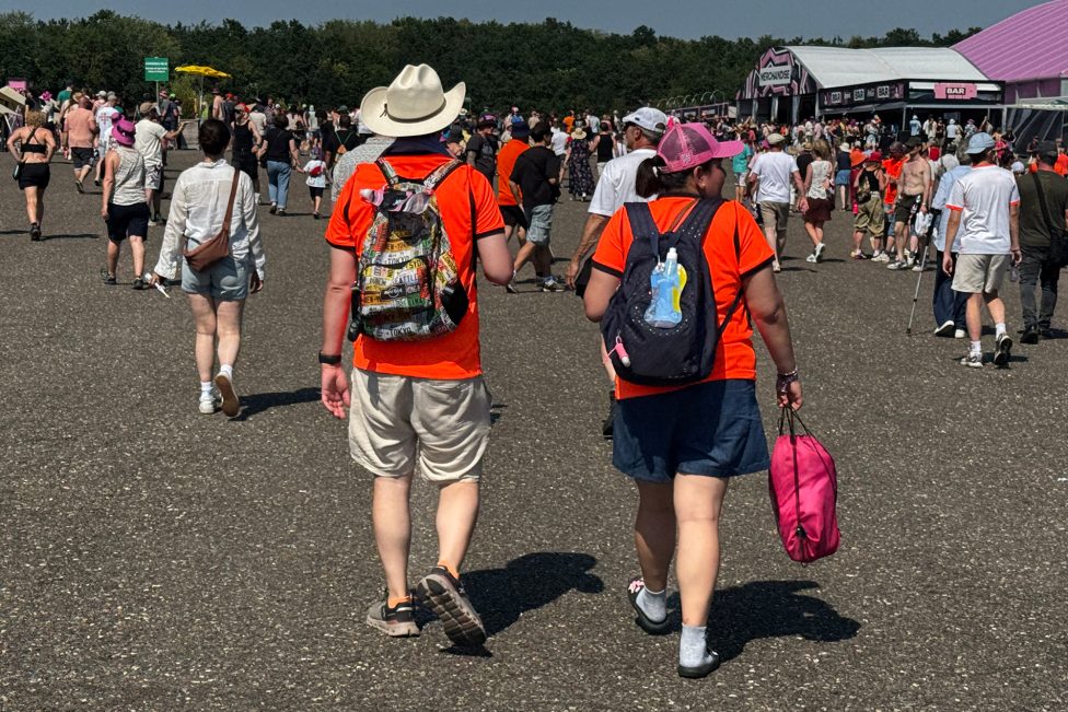 Oranje-Fans auf dem Pinkpop-Festivalgelände