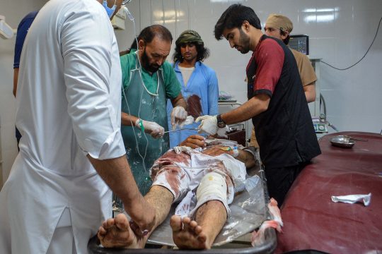 Rettungssanitäter versorgen in einem Krankenhaus in Bannu einen Verletzten