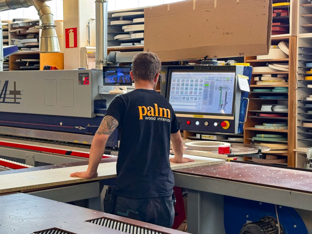 Ein Mitarbeiter von Palm bei der Arbeit