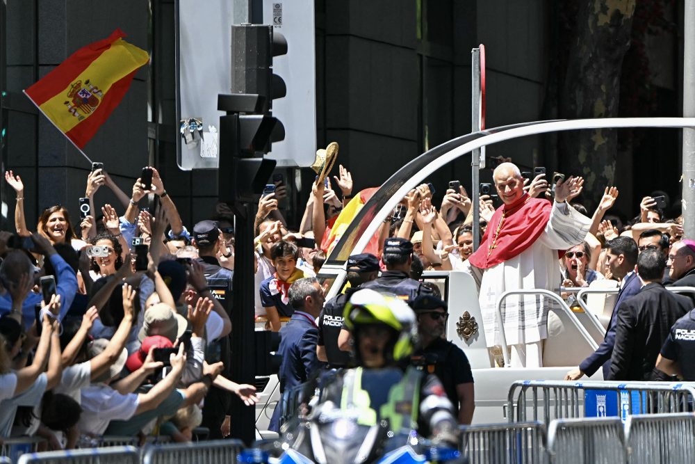 Papst Leo in seinem Papamobil in Madrid