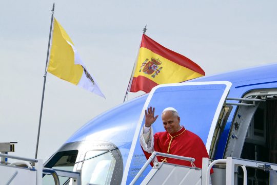 Der Papst winkt, als er das Flugzeug in Madrid verlässt