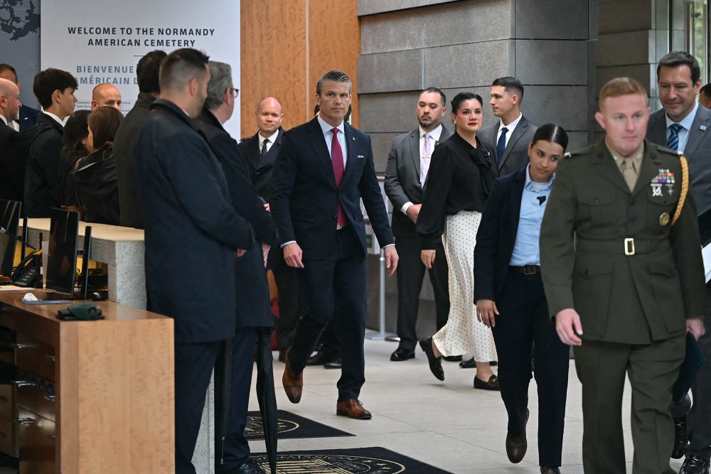 US-Verteidigungsminister Pete Hegseth trifft auf dem amerikanischen Friedhof in Colleville-sur-Mer ein, um an einer Feier zum 82. Jahrestag der Landung der Alliierten in der Normandie teilzunehmen.