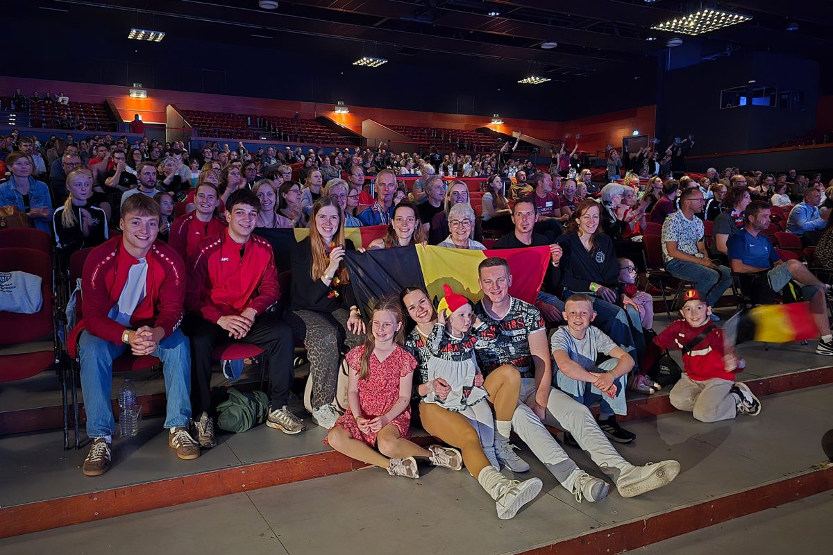 Marie Peters und Benedikt Andres mit ihren Fans aus Ostbelgien