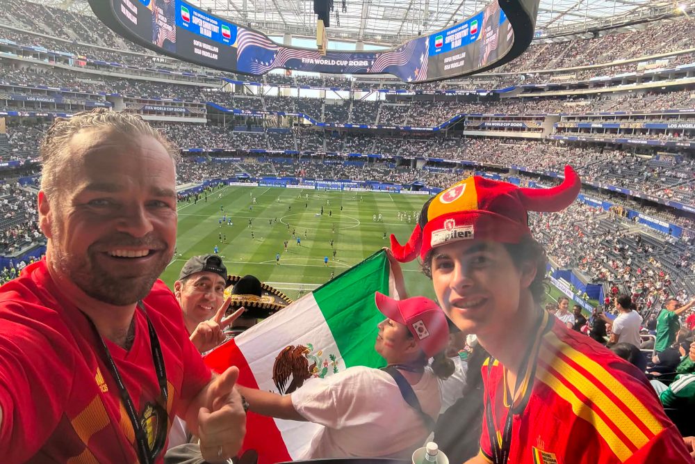 Philipp Schumacher mit seinem Sohn beim WM-Spiel zwischen dem Iran und Neuseeland