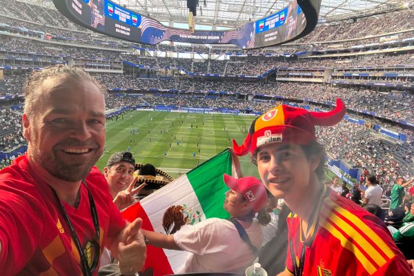 Philipp Schumacher mit seinem Sohn beim WM-Spiel zwischen dem Iran und Neuseeland