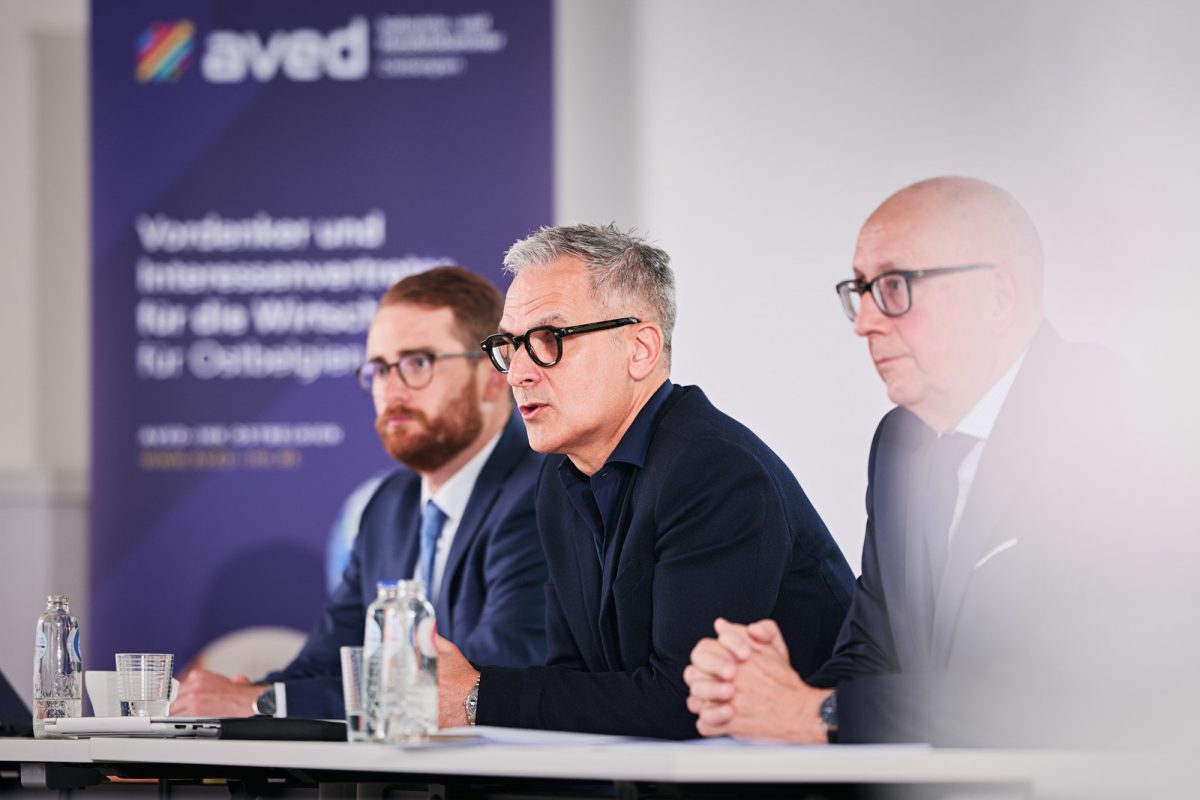 Samuel Deneffe (stellvertretender Geschäftsführer, designierter Nachfolger von Volker Klinges), Präsident Bernd Hugo und Geschäftsführer Volker Klinges sitzen bei einer Pressekonferenz an einem Tisch
