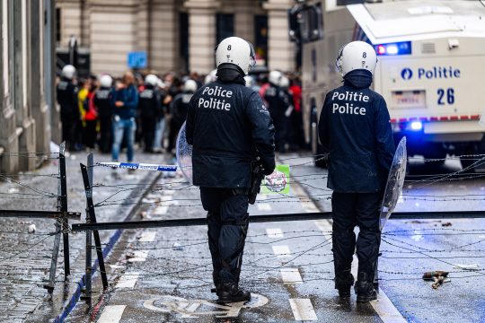 Polizisten und Demonstranten am Donnerstag vor dem Parlament der Französischen Gemeinschaft in Brüssel