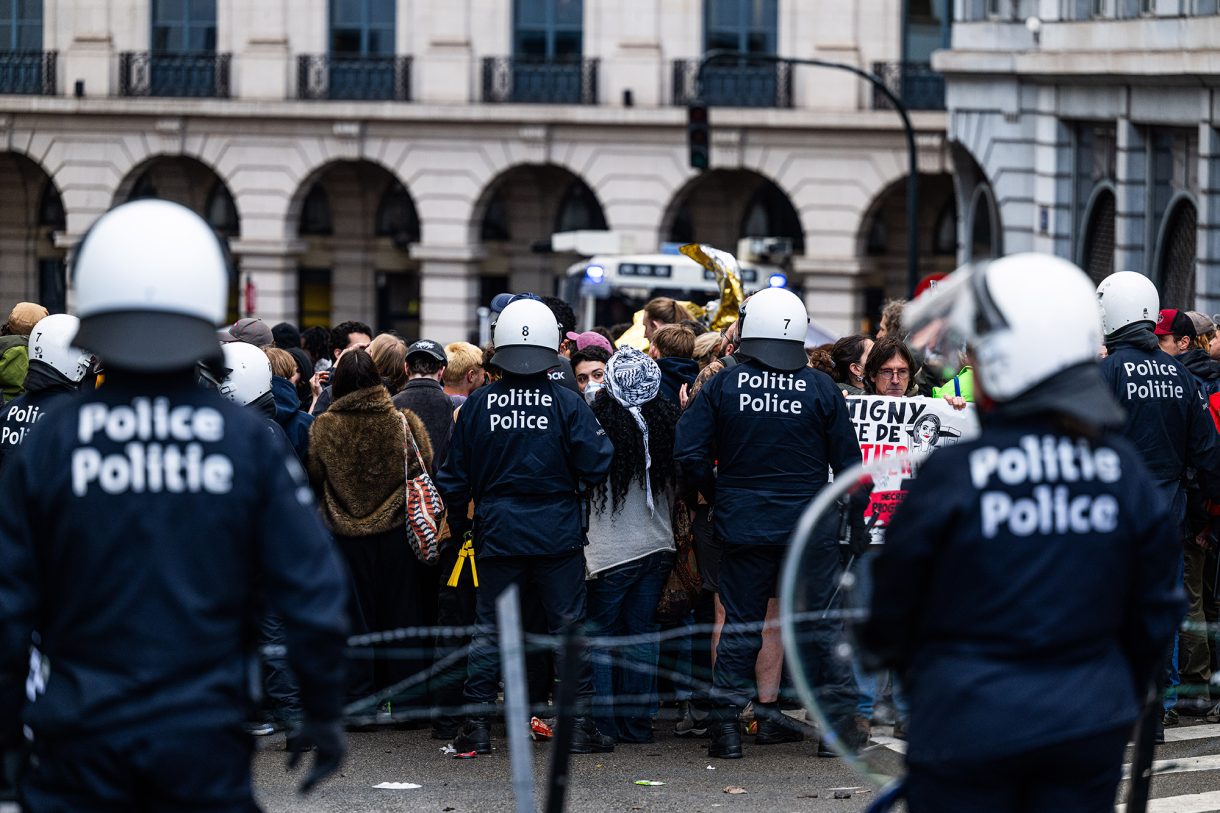Polizisten und Demonstranten am Donnerstag vor dem Parlament der Französischen Gemeinschaft in Brüssel