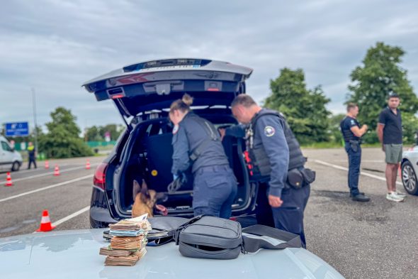 Polizisten durchsuchen Kofferraum