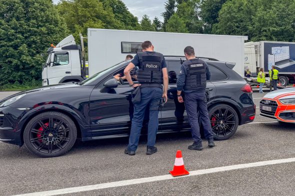 Polizisten kontrollieren Autofahrer