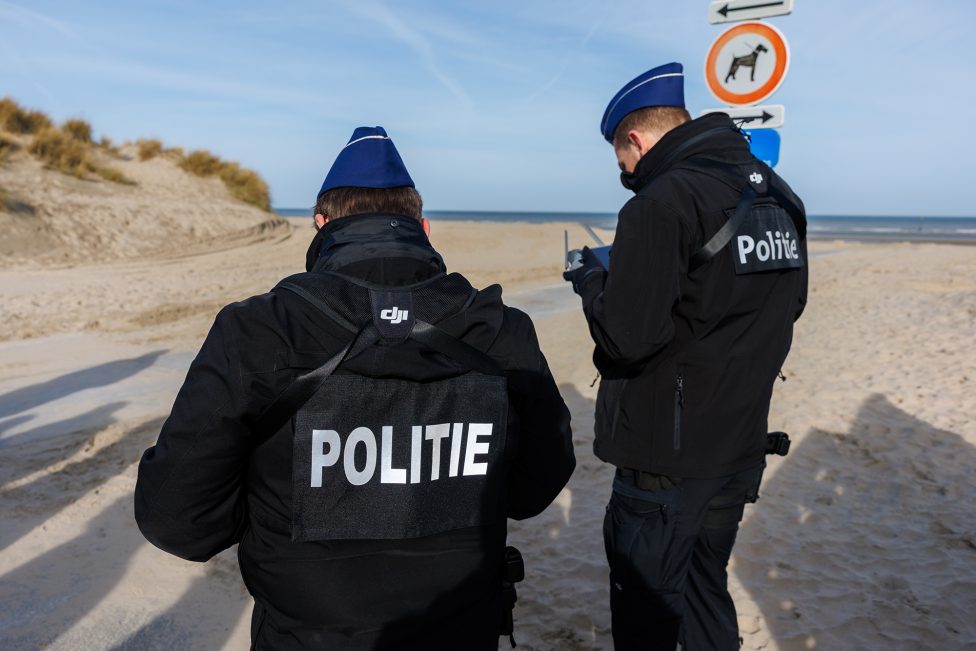 Polizisten im Einsatz an der belgischen Küste