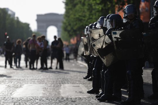 Polizisten an den Champs-Elysées in Paris, wo sich PSG-Fans versammeln