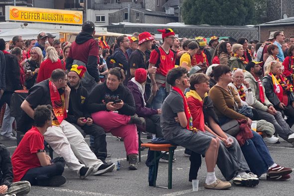 Rote-Teufel-Fans beim Public Viewing in Eupen