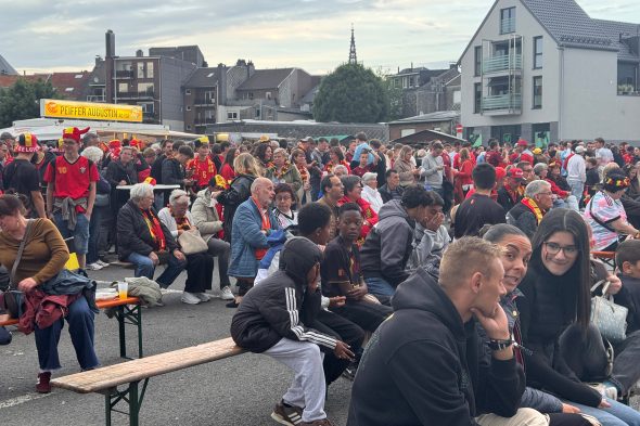 Rote-Teufel-Fans beim Public Viewing in Eupen