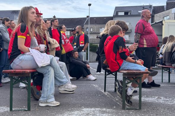 Rote-Teufel-Fans beim Public Viewing in Eupen