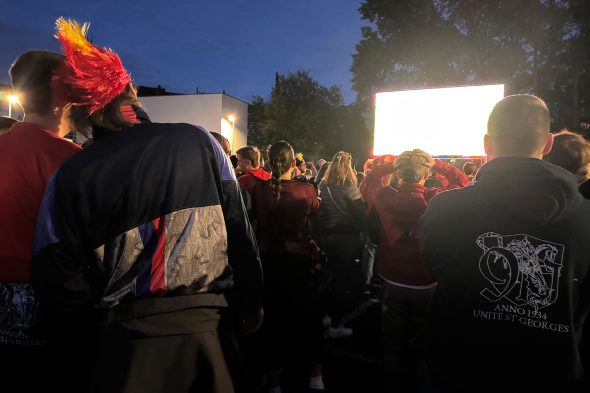Rote-Teufel-Fans beim Public Viewing in Eupen