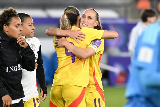 Die beiden belgischen Spielerinnen Tessa Wullaert und Janice Cayman umarmen sich nach dem Spiel gegen Luxemburg