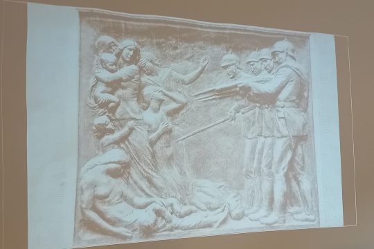 Das Relief zur Erinnerung an das Massaker von Dinant