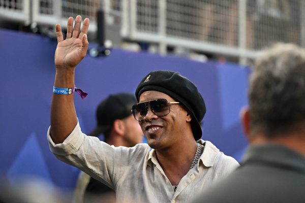 Der ehemalige brasilianische Fußballstar Ronaldinho winkt im Philadelphia Stadion vor dem Fußballspiel der Gruppe C der WM 2026