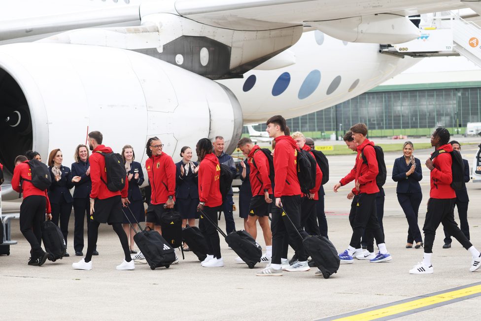 Rote Teufel besteigen Flugzeug am Flughafen Zaventem