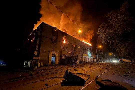 Ein Wohnblock in Saporischschja steht nach russischen Angriffen in Flammen