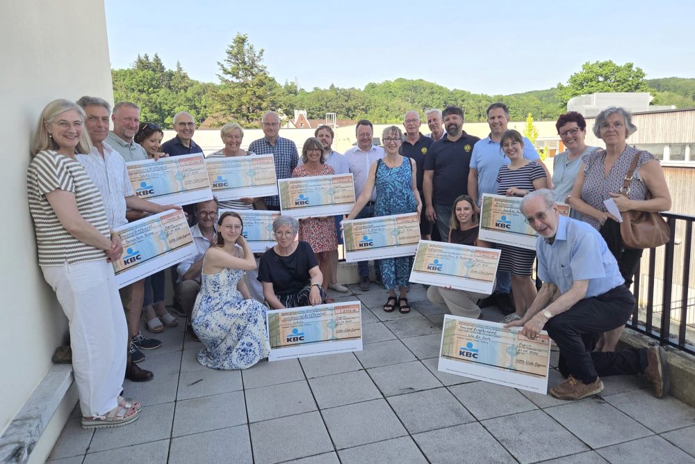 Gruppenfoto der Menschen mit Schecks