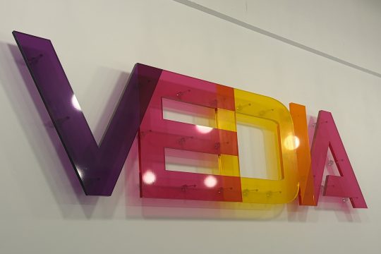 Schriftzug "Vedia" in einem der Studios