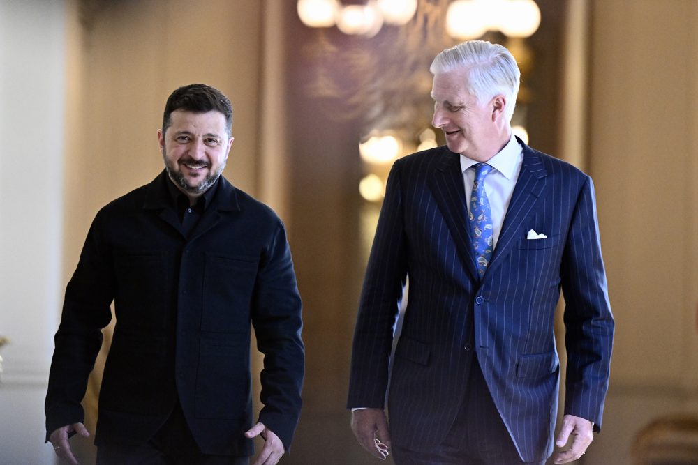 König Philippe und Wolodymyr Selenskyj gehen nebeneinander