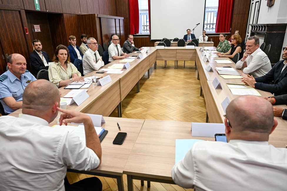 Teilnehmer der Verhandlungsrunde sitzen an Tischen, unter ihnen auch DG-Ministerpräsident Oliver Paasch