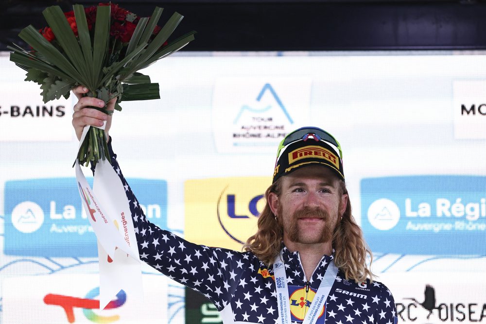 Quinn Simmons mit Blumen auf dem Podium