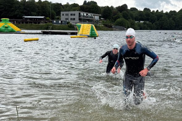 Schwimmer verlassen den See beim Sprinttriathlon in Bütgenbach