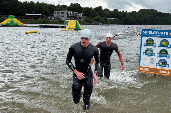 Schwimmer verlassen den See beim Sprinttriathlon in Bütgenbach