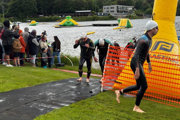 Schwimmer verlassen den See beim Sprinttriathlon in Bütgenbach