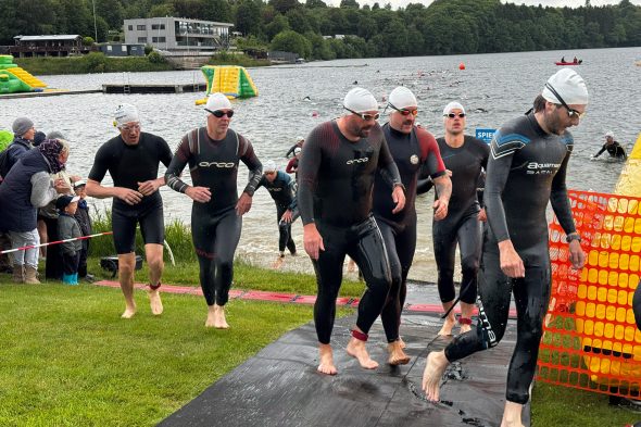 Schwimmer verlassen den See beim Sprinttriathlon in Bütgenbach