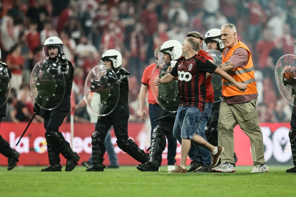 Polizisten treiben Fans vom Platz in Sclessin